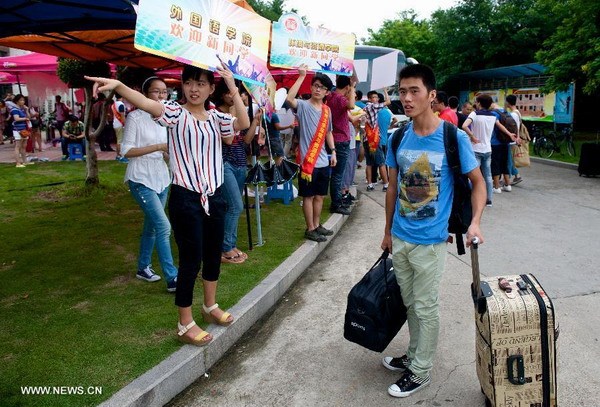 A file photo shows senior students showing freshmen the way at a university in Fuzhou, capital of East China's Fujian province on an enrollment day.(Photo/Xinhua) A file photo shows senior students showing freshmen the way at a university in Fuzhou, capital of East China's Fujian province on an enrollment day.(Photo/Xinhua)