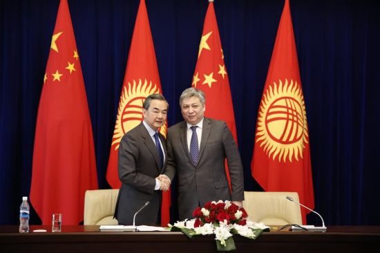 Chinese Foreign Minster Wang Yi (L) and his Kyrgyz counterpart Erlan Abdyldaev meet media after their talks in Bishkek, Kyrgyzstan, May 22, 2016. (Photo: Xinhua/Roman Gainanov)