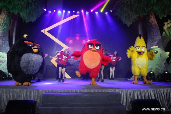 Guests dance with characters from the animated film The Angry Birds Movie during its premiere in Beijing, capital of China, May 17, 2016. (Photo/Xinhua) Guests dance with characters from the animated film The Angry Birds Movie during its premiere in Beijing, capital of China, May 17, 2016. (Photo/Xinhua)