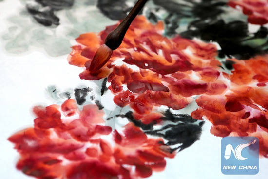 Ink wash painter Tian Shelang works on a painting in his studio in Hangzhou, capital of east China's Zhejiang Province, Dec. 9, 2012. (Photo: Xinhua/Zhang Chuanqi) Ink wash painter Tian Shelang works on a painting in his studio in Hangzhou, capital of east China's Zhejiang Province, Dec. 9, 2012. (Photo: Xinhua/Zhang Chuanqi)