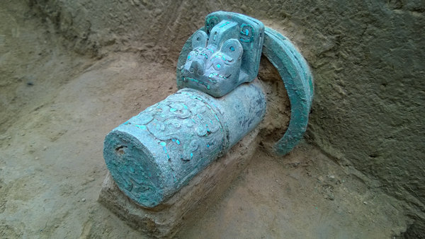 A bronze carriage component called xia wei from the Zhouyuan site in Shaanxi province. (Photo provided to China Daily) A bronze carriage component called xia wei from the Zhouyuan site in Shaanxi province. (Photo provided to China Daily)