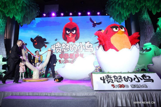 Guests play Angry Birds games during the premiere of its animated film The AngryBirds Movie in Beijing, capital of China, May 17, 2016. (Photo/Xinhua) Guests play Angry Birds games during the premiere of its animated film The AngryBirds Movie in Beijing, capital of China, May 17, 2016. (Photo/Xinhua)