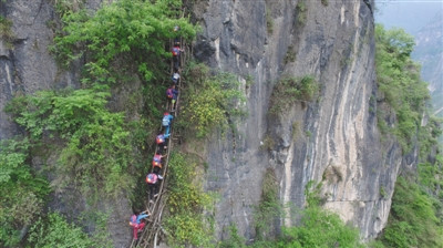 Children climb up a cliff on a vine ladder to an isolated village on the top of a mountain in Liangshan Yi autonomous prefecture, Southwest China's Sichuan province, on May 14, 2016. (Photo/Beijing News) Children climb up a cliff on a vine ladder to an isolated village on the top of a mountain in Liangshan Yi autonomous prefecture, Southwest China's Sichuan province, on May 14, 2016. (Photo/Beijing News)