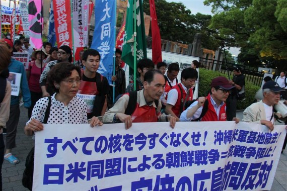 People take part in a protest against the visit by U.S. President Barack Obama, near the Hiroshima Peace Memorial Park in Hiroshima, Japan, May 26, 2016. (Photo: Xinhua/Shen Honghui) People take part in a protest against the visit by U.S. President Barack Obama, near the Hiroshima Peace Memorial Park in Hiroshima, Japan, May 26, 2016. (Photo: Xinhua/Shen Honghui)