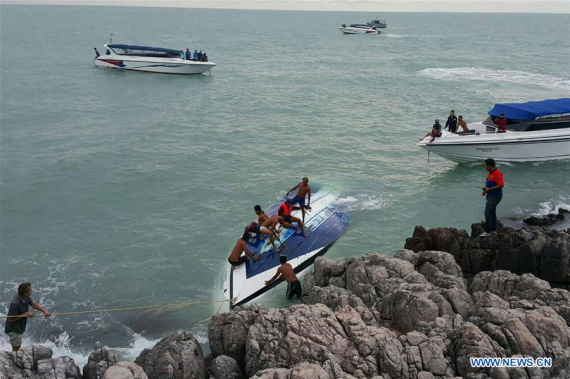 Rescuers retrieve the capsized speedboat at the Koh Samui Island in southern Thailand, May 26, 2016. Two tourists died and five others were still missing late Thursday afternoon when a speedboat flipped on its way back to Koh Samui Island in southern Thailand, local media reported. (Photo/Xinhua) Rescuers retrieve the capsized speedboat at the Koh Samui Island in southern Thailand, May 26, 2016. Two tourists died and five others were still missing late Thursday afternoon when a speedboat flipped on its way back to Koh Samui Island in southern Thailand, local media reported. (Photo/Xinhua)