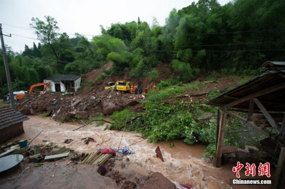 Rain triggers landslide in east China's Zhejiang Province on May 29, 2016. (Photo/Chinanews.com) Rain triggers landslide in east China's Zhejiang Province on May 29, 2016. (Photo/Chinanews.com)
