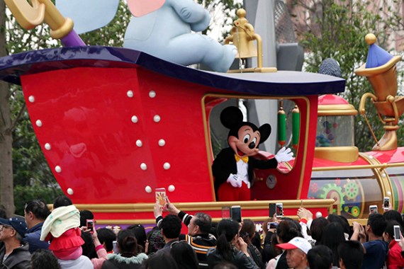 Visitors take photos during a parade at the Shanghai Disneyland park. (Photo/Xinhua) Visitors take photos during a parade at the Shanghai Disneyland park. (Photo/Xinhua)
