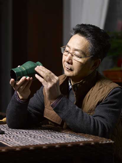 Gan Erke shows a lacquer piece he made. (Photo provided to China Daily) Gan Erke shows a lacquer piece he made. (Photo provided to China Daily)