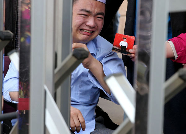 patient weeps in front of the Second Hospital of the Beijing Armed Police Corps on Wednesday. (Wang Zhuangfei / China Daily) patient weeps in front of the Second Hospital of the Beijing Armed Police Corps on Wednesday. (Wang Zhuangfei / China Daily)