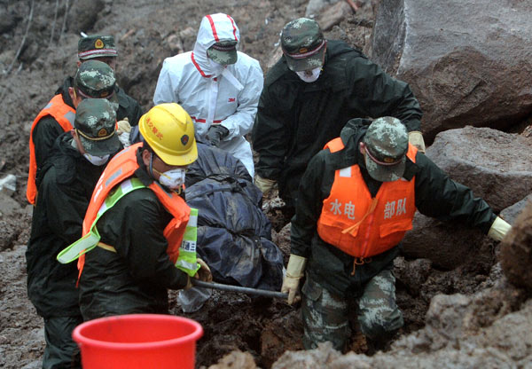 Rescuers remove bodies from the scene of a fatal landslide that hit a hydropower construction site in Fujian province on Sunday. XIA DAPENG/ FOR CHINA DAILY Rescuers remove bodies from the scene of a fatal landslide that hit a hydropower construction site in Fujian province on Sunday. XIA DAPENG/ FOR CHINA DAILY