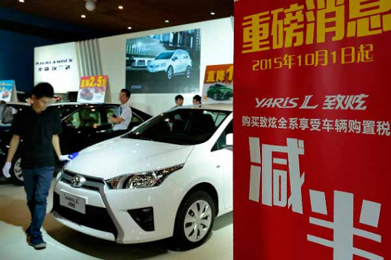 Promotional slogans are seen besides a car in Guangzhou, Oct 2, 2015. (Liu Jiao / For China Daily) Promotional slogans are seen besides a car in Guangzhou, Oct 2, 2015. (Liu Jiao / For China Daily)
