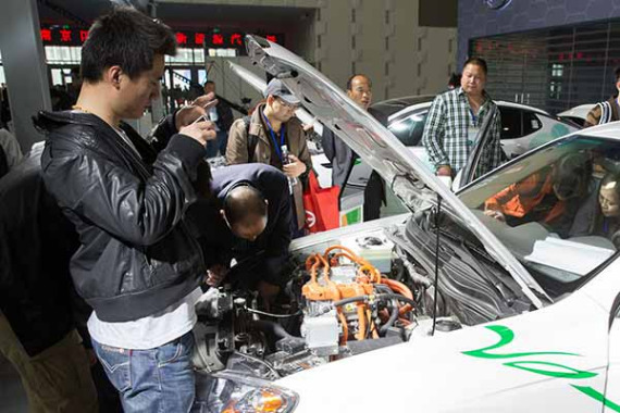 Visitors check out a new energy vehicle powertrain in Nanjing city, Jiangsu province on April 17, 2016. (Su Yang / For China Daily) Visitors check out a new energy vehicle powertrain in Nanjing city, Jiangsu province on April 17, 2016. (Su Yang / For China Daily)