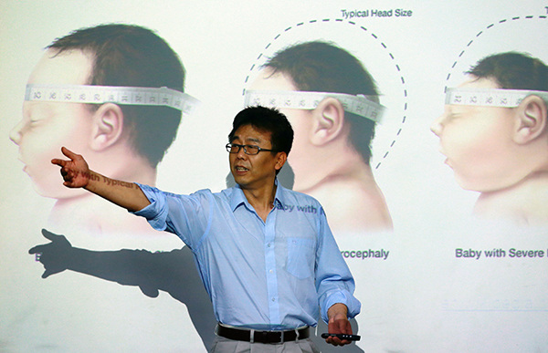 Researcher Xu Zhiheng explains findings of a Chinese team studying the Zika virus in Beijing on Wednesday. (Photo by Zou Hong/China Daily)