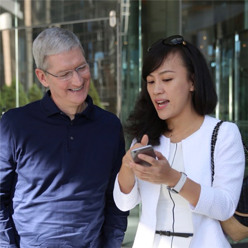Tim Cook (left), CEO of Apple Inc talks with Liu Qing, president of Didi Chuxing on May 16 in Beijing. (Photo: twitter.com / tim_cook) Tim Cook (left), CEO of Apple Inc talks with Liu Qing, president of Didi Chuxing on May 16 in Beijing. (Photo: twitter.com / tim_cook)