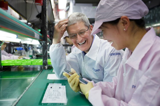 Tim Cook visits China Foxconn Manufacturing Plant in Zhengzhou, Central China's Henan province on Oct 22, 2014. (Photo/Xinhua) Tim Cook visits China Foxconn Manufacturing Plant in Zhengzhou, Central China's Henan province on Oct 22, 2014. (Photo/Xinhua)