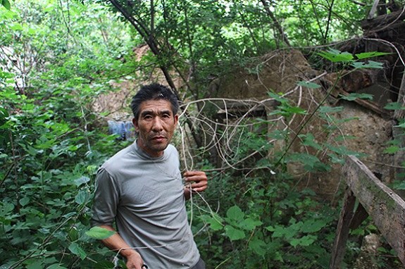 Yang's house has collapsed during the years. Now he is homeless. (Photo/People's Daily Online) Yang's house has collapsed during the years. Now he is homeless. (Photo/People's Daily Online)