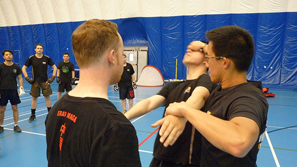 KMG China Instructor Von Ng demonstrates Krav Maga's application to third-party protection situations. Techniques can apply to both VIP protection and protecting a loved one. (Photo provided to Ecns.cn) KMG China Instructor Von Ng demonstrates Krav Maga's application to third-party protection situations. Techniques can apply to both VIP protection and protecting a loved one. (Photo provided to Ecns.cn)