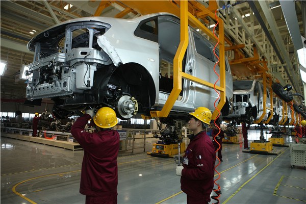 Workers monitor an MPV production line at a passenger vehicle manufacturer in Anhui province.HU WEIGUO/CHINA DAILY Workers monitor an MPV production line at a passenger vehicle manufacturer in Anhui province.HU WEIGUO/CHINA DAILY