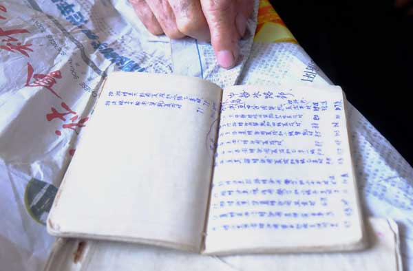 A book belonging to Chinese fisherman Su Chengfen depicts sailing routes from Tanmen county in Hainan province to Huangyan Island in the South China Sea. LIU XIAOLI / CHINA DAILY A book belonging to Chinese fisherman Su Chengfen depicts sailing routes from Tanmen county in Hainan province to Huangyan Island in the South China Sea. LIU XIAOLI / CHINA DAILY
