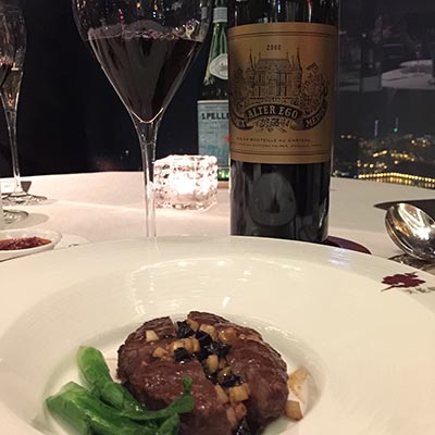 A pairing dinner at Hong Kong's Tin Lung Heen matches 1995, 2008 and 2011 vintages with wagyu beef and roasted French duck. (Photo provided to China Daily) A pairing dinner at Hong Kong's Tin Lung Heen matches 1995, 2008 and 2011 vintages with wagyu beef and roasted French duck. (Photo provided to China Daily)