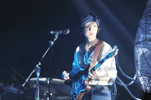 Dou Jingtong plays her recent gig in Beijing's 798 Art Zone. (Photo by Jiang Dong/China Daily) Dou Jingtong plays her recent gig in Beijing's 798 Art Zone. (Photo by Jiang Dong/China Daily)