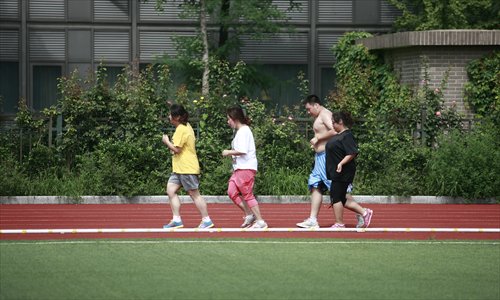Experts say that people under prolonged stress should find healthy ways of dealing with their depression or anxiety, like watching movies or exercising outdoors. They should also monitor their weight on a weekly basis for major fluctuations. (Photo: Li Hao/GT) Experts say that people under prolonged stress should find healthy ways of dealing with their depression or anxiety, like watching movies or exercising outdoors. They should also monitor their weight on a weekly basis for major fluctuations. (Photo: Li Hao/GT)