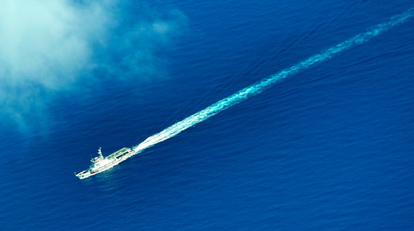 An aerial photo taken on Sept 25, 2015 from a seaplane of Hainan Maritime Safety Administration shows cruise vessel Haixun 1103 heading to the Yacheng 13-1 drilling rig during a patrol in the South China Sea. (Photo/Xinhua) An aerial photo taken on Sept 25, 2015 from a seaplane of Hainan Maritime Safety Administration shows cruise vessel Haixun 1103 heading to the Yacheng 13-1 drilling rig during a patrol in the South China Sea. (Photo/Xinhua)