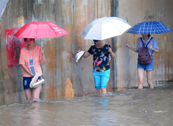 Pedestrians walk on a flooded street in Jiujiang, east China's Jiangxi Province, June 1, 2016. Torrential rain hit the city and caused flood. (Photo: Xinhua/Hu Guolin) Pedestrians walk on a flooded street in Jiujiang, east China's Jiangxi Province, June 1, 2016. Torrential rain hit the city and caused flood. (Photo: Xinhua/Hu Guolin)