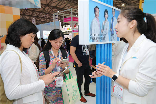 Visitors consult about using of L'Oreal's La Roche-Posay My UV Patch during the China Beauty Expo in Shanghai. (Photo provided to China Daily) Visitors consult about using of L'Oreal's La Roche-Posay My UV Patch during the China Beauty Expo in Shanghai. (Photo provided to China Daily)