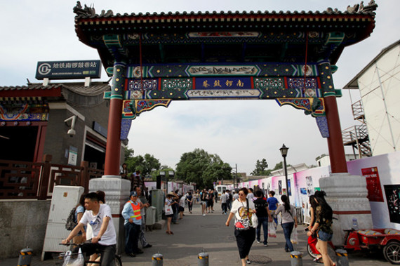 The opening of a subway station at the end of 2012 brings more people to the narrow hutong.(Photo:China Daily/Zhang Wei) The opening of a subway station at the end of 2012 brings more people to the narrow hutong.(Photo:China Daily/Zhang Wei)