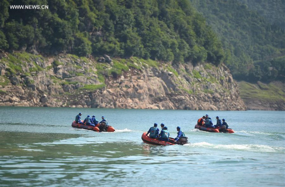 Rescuers search for missing people in Bailong Lake of Guangyuan, southwest China's Sichuan Province, June 5, 2016. (Photo/Xinhua) Rescuers search for missing people in Bailong Lake of Guangyuan, southwest China's Sichuan Province, June 5, 2016. (Photo/Xinhua)
