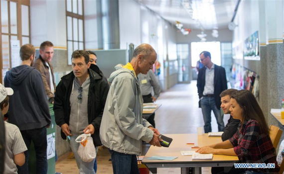 People prepare to vote at a polling station in Geneva, Switzerland, on June 5, 2016. Swiss people voted on Sunday on whether to give every adult citizen a basic guaranteed monthly income of 2,500 Swiss francs ($2,560). (Photo: Xinhua/Xu Jinquan) People prepare to vote at a polling station in Geneva, Switzerland, on June 5, 2016. Swiss people voted on Sunday on whether to give every adult citizen a basic guaranteed monthly income of 2,500 Swiss francs ($2,560). (Photo: Xinhua/Xu Jinquan)