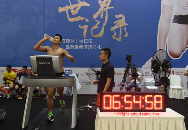 Yi Hui, a Chinese ultra-marathon runner, challenges himself by running on a treadmill for 12 hours in Chengdu, Sichuan province on June 5, 2016, trying to break the Guinness World Record for distance run on a treadmill over 12 hours. (Photo/Xinhua) Yi Hui, a Chinese ultra-marathon runner, challenges himself by running on a treadmill for 12 hours in Chengdu, Sichuan province on June 5, 2016, trying to break the Guinness World Record for distance run on a treadmill over 12 hours. (Photo/Xinhua)
