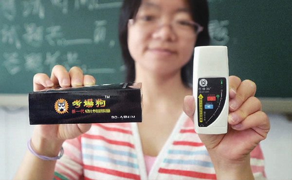 An exam supervisor at Beijing Dongzhimen High School shows a monitoring device that can detect invisible earpieces used for cheating. The school is one of this year's gaokao sites. (LIU CHANG/CHINA DAILY) An exam supervisor at Beijing Dongzhimen High School shows a monitoring device that can detect invisible earpieces used for cheating. The school is one of this year's gaokao sites. (LIU CHANG/CHINA DAILY)