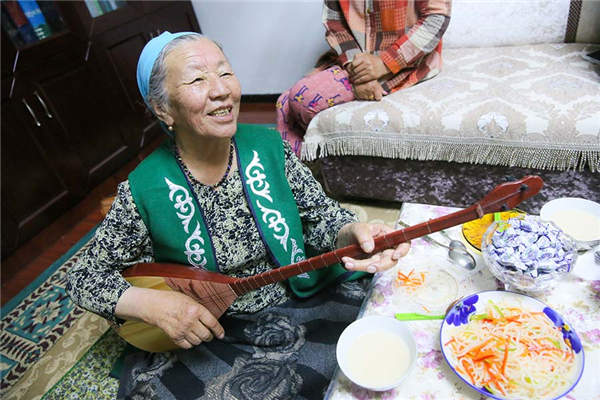 Jamalhan·Harbat performs Aken songs in her home in Emin county, Tacheng prefecture, Xinjiang Uygur autonomous region, May 24, 2016. (Photo by Gaoyuan Lingzi/provided to chinadaily.com.cn) Jamalhan·Harbat performs Aken songs in her home in Emin county, Tacheng prefecture, Xinjiang Uygur autonomous region, May 24, 2016. (Photo by Gaoyuan Lingzi/provided to chinadaily.com.cn)
