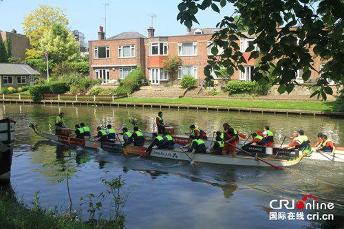 To celebrate the upcoming Dragon Boat Festival, 12 teams made up of students from Cambridge and neighboring universities have gathered on the River Cam for a special boat race. (Photo/cri.cn) To celebrate the upcoming Dragon Boat Festival, 12 teams made up of students from Cambridge and neighboring universities have gathered on the River Cam for a special boat race. (Photo/cri.cn)