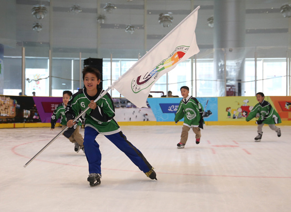 Photo taken at the Beijing Primary and Secondary School Hockey League on April 24, 2016. (Photo/Xinhua) Photo taken at the Beijing Primary and Secondary School Hockey League on April 24, 2016. (Photo/Xinhua)