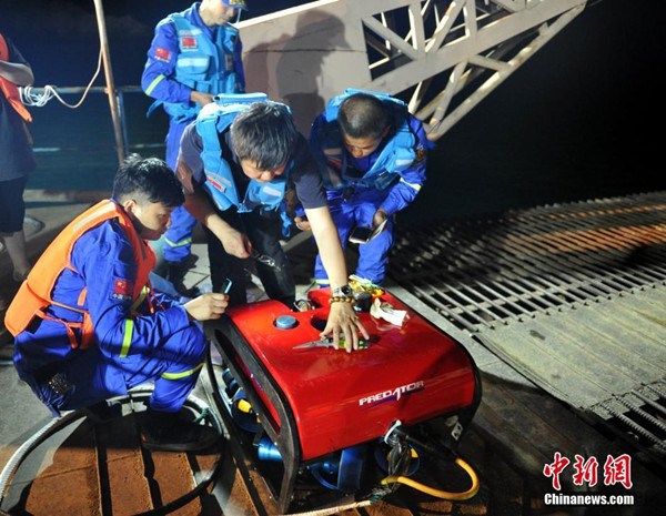 Rescuers moderate the robot at the scene.(Photo: China News Service/Liu Zhongjun) Rescuers moderate the robot at the scene.(Photo: China News Service/Liu Zhongjun)