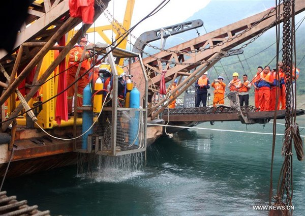 Divers prepare to carry out underwater searching on the Bailong Lake in Guangyuan, southwest China's Sichuan Province, June 9, 2016. A leisure boat carrying 18 people capsized on Bailong Lake due to strong gales on June 4. Ten people were confirmed dead and 5 others are still missing as of 8 p.m. Thursday. Rescue work still continues. (Xinhua/Tang Biao) Divers prepare to carry out underwater searching on the Bailong Lake in Guangyuan, southwest China's Sichuan Province, June 9, 2016. A leisure boat carrying 18 people capsized on Bailong Lake due to strong gales on June 4. Ten people were confirmed dead and 5 others are still missing as of 8 p.m. Thursday. Rescue work still continues. (Xinhua/Tang Biao)