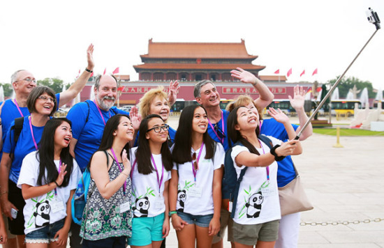 Adopted Chinese youngsters and their family members take a selfie during a visit to Tian'anmen Square in Beijing on Tuesday. (Photo: China Daily/Zou Hong) Adopted Chinese youngsters and their family members take a selfie during a visit to Tian'anmen Square in Beijing on Tuesday. (Photo: China Daily/Zou Hong)