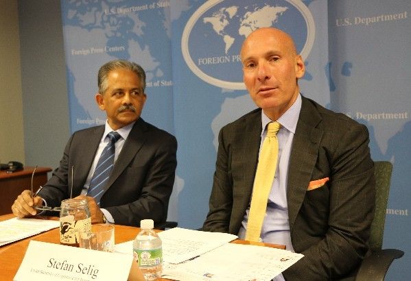 Vinai Thummalapally (left), executive director of SelectUSA and Stefan Selig, US under-secretary of commerce for international trade, talk to reporters about the 2016 SelectUSA Investment Summit in a briefing at the Washington Foreign Press Center on Wednesday.(Photo by Chen Weihua/China Daily) Vinai Thummalapally (left), executive director of SelectUSA and Stefan Selig, US under-secretary of commerce for international trade, talk to reporters about the 2016 SelectUSA Investment Summit in a briefing at the Washington Foreign Press Center on Wednesday.(Photo by Chen Weihua/China Daily)