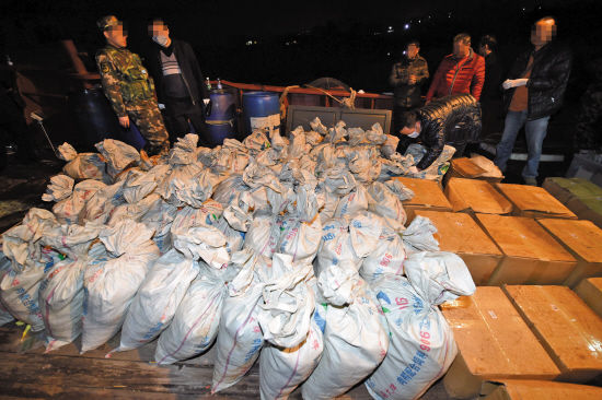 About 80 woven bags containing two tonnes of crystal meth are found under a ship's deck in Jiazi Township, Guangdong, in February. (Photo/Yangcheng Evening News) About 80 woven bags containing two tonnes of crystal meth are found under a ship's deck in Jiazi Township, Guangdong, in February. (Photo/Yangcheng Evening News)