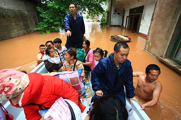 Rescuers evacuate people stranded in floods in Hengshan county, Hunan province, on Wednesday. More than 80,000 residents were affected, including 1,700 who were evacuated. (Peng Bin / For China Daily) Rescuers evacuate people stranded in floods in Hengshan county, Hunan province, on Wednesday. More than 80,000 residents were affected, including 1,700 who were evacuated. (Peng Bin / For China Daily)