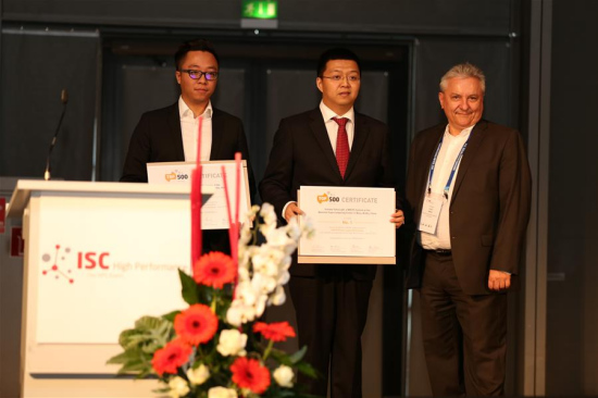 Horst Simon (R), deputy director of Lawrence Berkeley National Laboratory, poses with Fu Haohuan (C), deputy head of China's National Supercomputing Center in Wuxi, and Yang Jinzhe, a special researcher of the Wuxi center, during the certificate-conferring ceremony in Frankfurt, Germany, June 20, 2016. (Xinhua/Deng Chao) Horst Simon (R), deputy director of Lawrence Berkeley National Laboratory, poses with Fu Haohuan (C), deputy head of China's National Supercomputing Center in Wuxi, and Yang Jinzhe, a special researcher of the Wuxi center, during the certificate-conferring ceremony in Frankfurt, Germany, June 20, 2016. (Xinhua/Deng Chao)