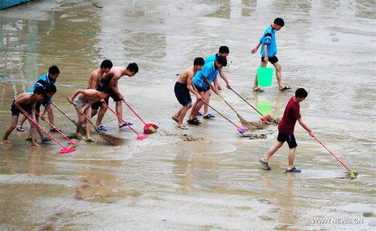 Teachers and students clear silts at a middle school in Tonggu Township of Youyang County, southwest China's Chongqing Municipality, June 20, 2016. (Xinhua/Chen Bisheng) Teachers and students clear silts at a middle school in Tonggu Township of Youyang County, southwest China's Chongqing Municipality, June 20, 2016. (Xinhua/Chen Bisheng)