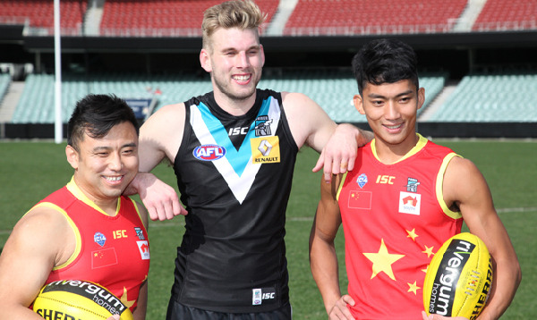 Port Adelaide footballer Jackson Trengove (middle) alongside Team China players, including Port Adelaide recruit Chen Shaoliang (right). (Photo provided to chinadaily.com.cn) Port Adelaide footballer Jackson Trengove (middle) alongside Team China players, including Port Adelaide recruit Chen Shaoliang (right). (Photo provided to chinadaily.com.cn)