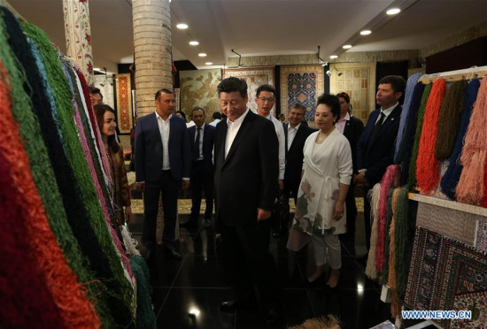 Chinese President Xi Jinping (C,front) and his wife Peng Liyuan visit a carpet and silk workshop in the old city of Bukhara as accompanied by Uzbek Prime Minister Shavkat Mirziyoev, in Bukhara, Uzbekistan, June 21, 2016. (Xinhua/Lan Hongguang) Chinese President Xi Jinping (C,front) and his wife Peng Liyuan visit a carpet and silk workshop in the old city of Bukhara as accompanied by Uzbek Prime Minister Shavkat Mirziyoev, in Bukhara, Uzbekistan, June 21, 2016. (Xinhua/Lan Hongguang)