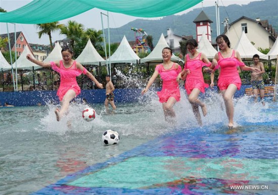 People enjoy themselves with water in Chongqing, southwest China,June 21, 2016. (Photo/Xinhua) People enjoy themselves with water in Chongqing, southwest China,June 21, 2016. (Photo/Xinhua)
