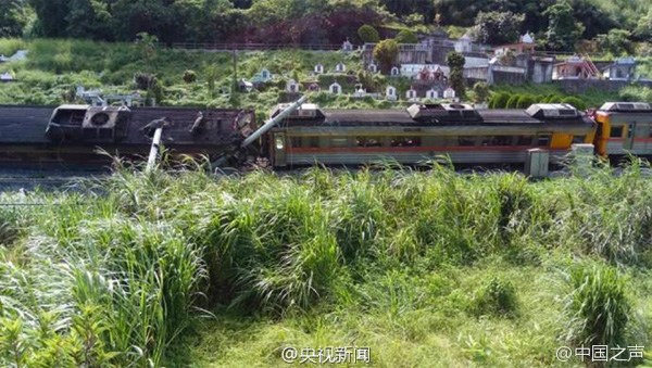 A photo shows the derailed train in Taiwan on June 22, 2016. (Photo/Sina Weibo) A photo shows the derailed train in Taiwan on June 22, 2016. (Photo/Sina Weibo)