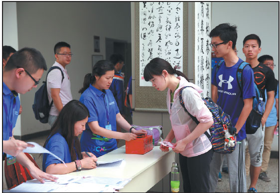 Candidates check in for their recruitment interviews for undergraduate admission at the University of Chinese Academy of Sciences in Beijing last week. (Zou Hong / China Daily) Candidates check in for their recruitment interviews for undergraduate admission at the University of Chinese Academy of Sciences in Beijing last week. (Zou Hong / China Daily)